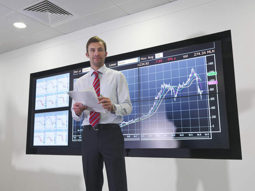 西方人,一个人,商务人士,商务男性,站,横图,室内,白天,仰视,衬衫,显示器,数据,照明,欧洲,欧洲人,仅一个男性,仅一个人,仅一个中年男性,握,阴影,套装,分析,光线,曲线,材料,档案,屏幕,图表,文件,影子,纸,墙,灯光,表格,领带,拿,拿着,注视,显示屏,顶灯,墙壁,墙面,灯,手稿,资料,灯具,观察,看,站着,握着,K线图,观看,证明,照亮,统计,折线,察看,象征,庄重,照明设备,关注,指标,文档,销售,目标,商务装,身份,业绩,折线图,工薪阶层,输出设备,正式,地位,K线,蜡烛图,男人,男性,中年男性,白种人,白领,上班族,站立,半身,彩图,低角度拍摄,衬衣