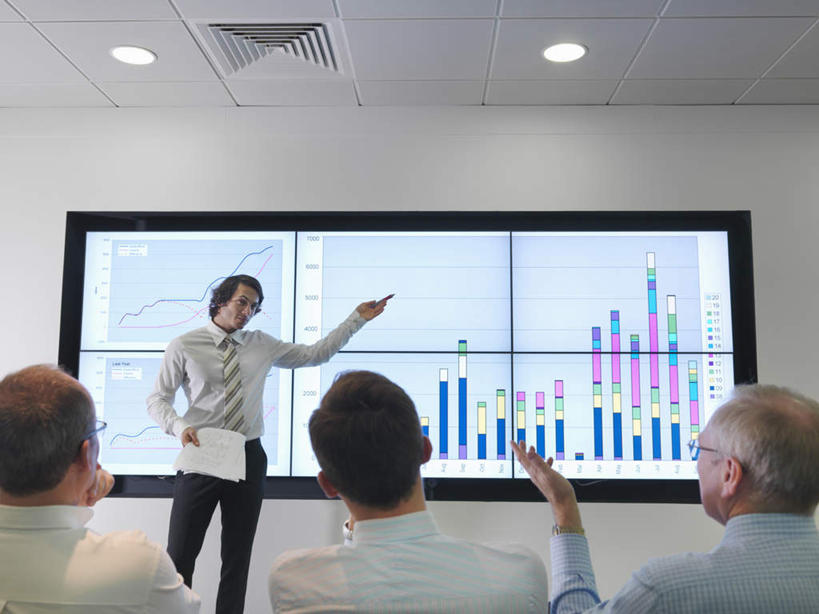 西方人,四个人,伙伴,朋友,商务人士,商务男性,站,坐,说,横图,室内,白天,仰视,衬衫,讨论,友谊,合作,团队,显示器,数据,照明,欧洲,欧洲人,握,指,阴影,套装,分析,光线,材料,档案,屏幕,图表,文件,影子,纸,墙,灯光,表格,领带,拿,拿着,注视,方向,显示屏,顶灯,墙壁,墙面,灯,手稿,资料,灯具,观察,看,手势,站着,战略,握着,观看,证明,照亮,统计,察看,指向,象征,庄重,食指,照明设备,关注,指标,文档,销售,目标,商务装,身份,业绩,柱状图,工薪阶层,输出设备,联合,合谋,正式,地位,交流,配合,协作,男人,男性,中年男性,白种人,白领,上班族,沟通,讲话,交谈,商讨,说话,谈话,站立,坐着,半身,彩图,低角度拍摄,衬衣,长条图,条图,条状图