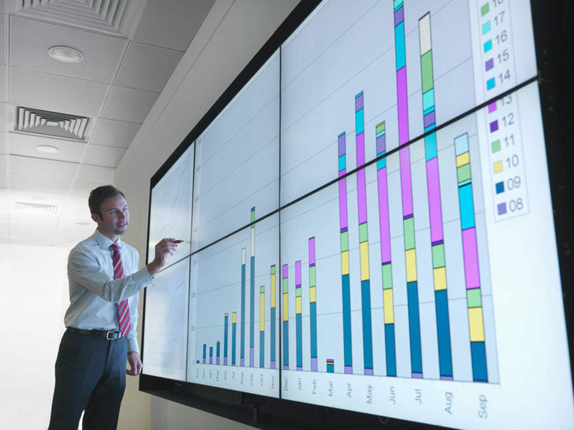 西方人,一个人,商务人士,商务男性,站,横图,室内,白天,仰视,衬衫,显示器,数据,欧洲,欧洲人,仅一个男性,仅一个人,仅一个中年男性,握,套装,分析,屏幕,图表,墙,表格,领带,拿,拿着,注视,显示屏,墙壁,墙面,观察,看,站着,握着,观看,统计,察看,象征,庄重,关注,指标,销售,目标,商务装,身份,业绩,柱状图,工薪阶层,输出设备,正式,地位,男人,男性,中年男性,白种人,白领,上班族,站立,半身,彩图,低角度拍摄,衬衣,长条图,条图,条状图