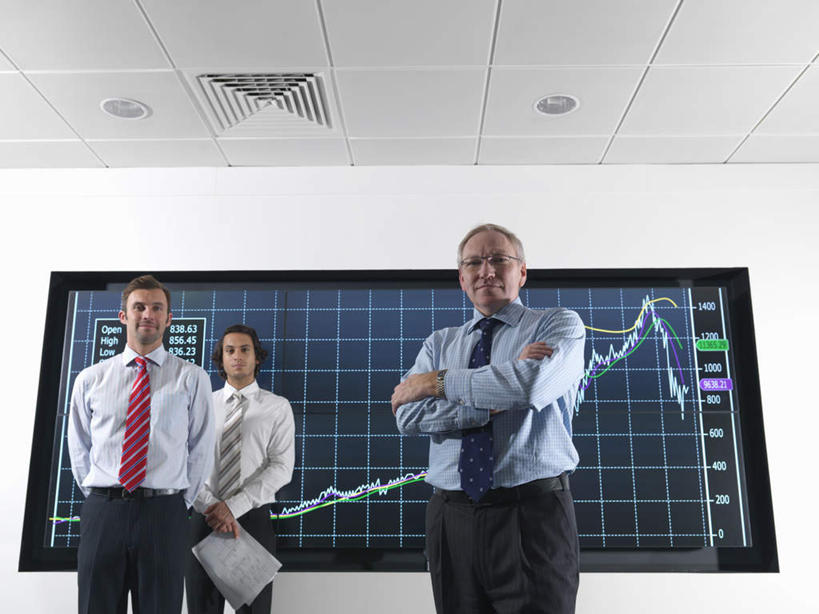 西方人,三个人,伙伴,朋友,商务人士,商务男性,站,双手交叉,横图,室内,白天,仰视,衬衫,友谊,合作,团队,显示器,数据,照明,欧洲,欧洲人,握,套装,分析,曲线,材料,档案,方格,格子,屏幕,图表,文件,纸,墙,灯光,表格,领带,拿,拿着,注视,显示屏,顶灯,墙壁,墙面,灯,手稿,资料,灯具,观察,看,站着,战略,握着,K线图,观看,证明,照亮,统计,折线,察看,双手抱胸,象征,庄重,照明设备,关注,指标,文档,销售,目标,商务装,身份,业绩,折线图,工薪阶层,输出设备,联合,合谋,正式,地位,K线,蜡烛图,配合,协作,男人,男性,中年男性,白种人,白领,上班族,站立,半身,彩图,低角度拍摄,衬衣