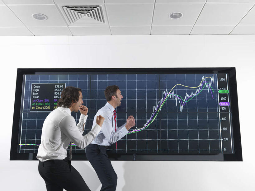 西方人,两个人,伙伴,朋友,商务人士,商务男性,站,横图,室内,白天,仰视,衬衫,友谊,合作,团队,显示器,数据,照明,欧洲,欧洲人,握,套装,分析,曲线,方格,格子,屏幕,图表,墙,灯光,表格,注视,鼓励,显示屏,顶灯,墙壁,墙面,灯,灯具,观察,加油,看,手势,握拳,站着,战略,打气,握着,K线图,观看,照亮,统计,折线,察看,照明设备,关注,指标,鼓舞,销售,目标,商务装,业绩,折线图,工薪阶层,输出设备,联合,合谋,K线,蜡烛图,配合,协作,男人,男性,中年男性,白种人,白领,上班族,站立,半身,彩图,低角度拍摄,衬衣