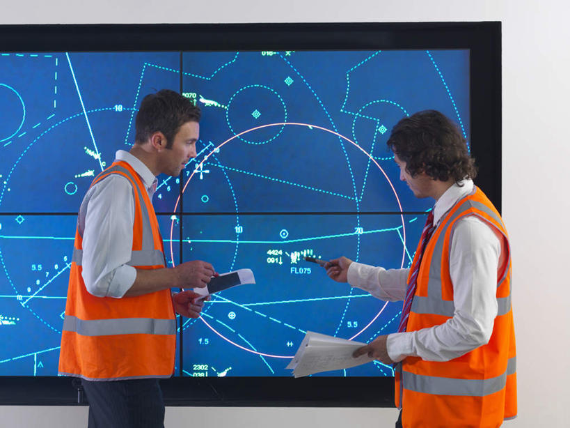 西方人,两个人,伙伴,朋友,建筑工人,站,说,横图,室内,白天,侧面,工作服,制服,讨论,友谊,合作,团队,显示器,欧洲,欧洲人,握,材料,档案,屏幕,图纸,文件,纸,墙,设计图,拿,拿着,注视,显示屏,墙壁,墙面,工人,手稿,资料,观察,看,站着,战略,握着,观看,证明,察看,关注,文档,工程图,草图,蓝图,输出设备,联合,合谋,工作制服,交流,配合,协作,男人,男性,中年男性,白种人,设计,建筑工,沟通,讲话,交谈,商讨,说话,谈话,站立,半身,彩图,工作套服,安全服,反光背心,反光服,反光衣