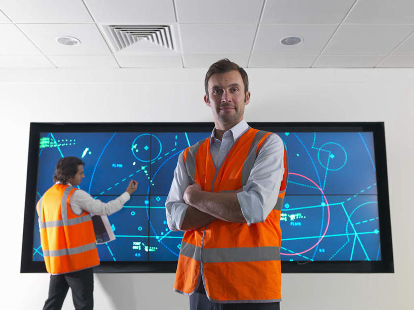 西方人,两个人,伙伴,朋友,建筑工人,站,双手交叉,横图,室内,白天,仰视,工作服,制服,友谊,合作,团队,显示器,欧洲,欧洲人,材料,档案,屏幕,图纸,文件,纸,墙,设计图,注视,显示屏,墙壁,墙面,工人,手稿,资料,观察,看,站着,战略,观看,证明,察看,双手抱胸,关注,文档,工程图,草图,蓝图,输出设备,联合,合谋,工作制服,配合,协作,男人,男性,中年男性,白种人,设计,建筑工,站立,半身,彩图,低角度拍摄,工作套服,安全服,反光背心,反光服,反光衣