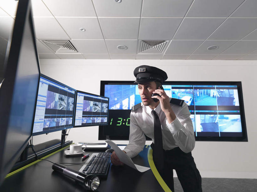 西方人,一个人,警察,警卫,站,说,打电话,横图,室内,白天,仰视,讨论,显示器,键盘,桌子,电话,帽子,照明,欧洲,欧洲人,仅一个男性,仅一个人,仅一个中年男性,弯腰,握,材料,档案,屏幕,文件,纸,办公桌,墙,灯光,领带,拿,拿着,注视,输入设备,通讯设备,显示屏,顶灯,墙壁,墙面,灯,话筒,手稿,资料,灯具,观察,看,站着,电话线,握着,军帽,观看,证明,照亮,察看,固定电话,象征,庄重,照明设备,关注,文档,通信设备,身份,输出设备,弯身,正式,地位,交流,男人,男性,中年男性,白种人,保安,警卫员,看守,卫兵,电话机,沟通,讲话,交谈,商讨,说话,谈话,通话,站立,半身,彩图,低角度拍摄