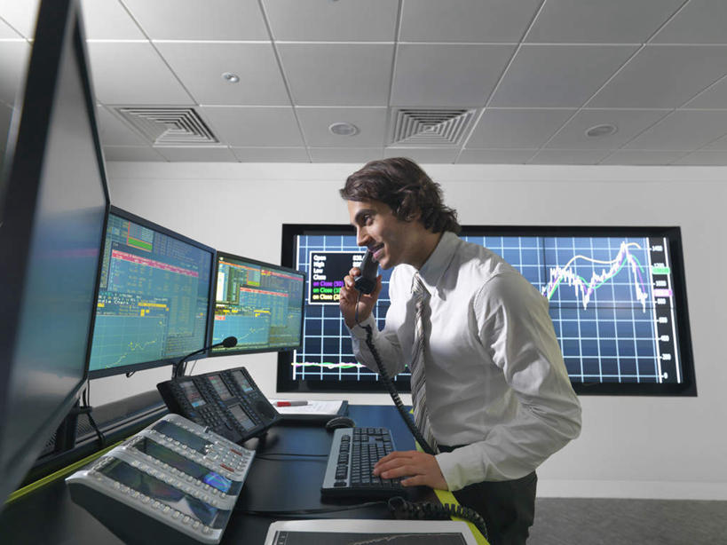 西方人,一个人,商务人士,商务男性,站,说,打电话,横图,室内,白天,仰视,衬衫,讨论,显示器,键盘,桌子,电话,照明,欧洲,欧洲人,仅一个男性,仅一个人,仅一个中年男性,握,套装,屏幕,办公桌,墙,灯光,领带,拿,拿着,注视,输入设备,通讯设备,显示屏,顶灯,墙壁,墙面,灯,话筒,灯具,观察,看,站着,电话线,握着,观看,照亮,察看,固定电话,象征,庄重,照明设备,关注,通信设备,商务装,身份,工薪阶层,输出设备,正式,地位,交流,男人,男性,中年男性,白种人,白领,上班族,电话机,沟通,讲话,交谈,商讨,说话,谈话,通话,站立,半身,彩图,低角度拍摄,衬衣