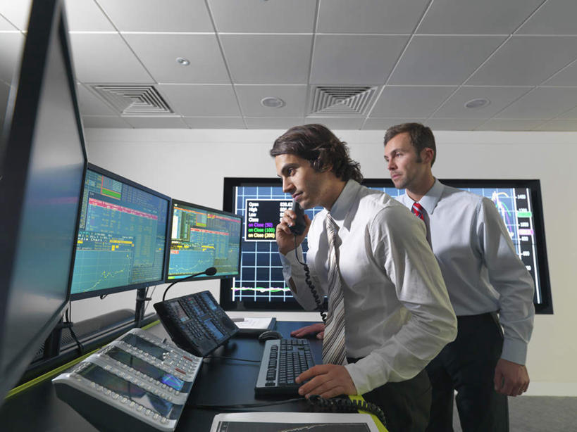 西方人,两个人,伙伴,朋友,商务人士,商务男性,站,说,打电话,横图,室内,白天,仰视,衬衫,讨论,友谊,合作,团队,显示器,键盘,桌子,电话,照明,欧洲,欧洲人,握,套装,屏幕,办公桌,墙,灯光,领带,拿,拿着,注视,输入设备,通讯设备,显示屏,顶灯,墙壁,墙面,灯,话筒,灯具,观察,看,站着,电话线,战略,握着,观看,照亮,察看,固定电话,象征,庄重,照明设备,关注,通信设备,商务装,身份,工薪阶层,输出设备,联合,合谋,正式,地位,交流,配合,协作,男人,男性,中年男性,白种人,白领,上班族,电话机,沟通,讲话,交谈,商讨,说话,谈话,通话,站立,半身,彩图,低角度拍摄,衬衣