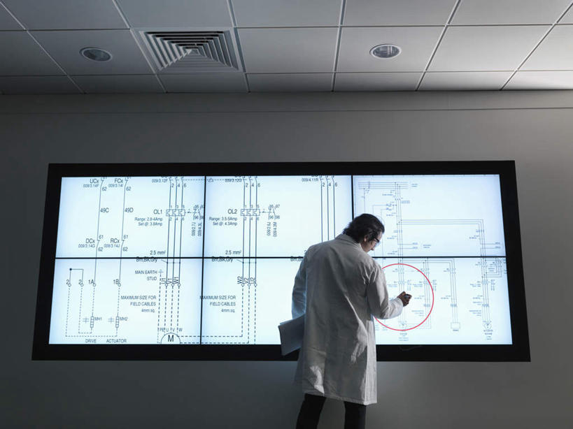 西方人,一个人,科学家,站,横图,室内,白天,仰视,显示器,照明,欧洲,欧洲人,仅一个男性,仅一个人,仅一个中年男性,握,服装,材料,档案,屏幕,文件,纸,圆圈,墙,灯光,拿,拿着,注视,显示屏,顶灯,墙壁,墙面,灯,衣服,白色,手稿,资料,灯具,观察,看,站着,握着,服饰,观看,证明,照亮,察看,衣着,科研人员,白大褂,照明设备,穿着,关注,文档,研究者,输出设备,实验服,科学研究者,衣饰,男人,男性,中年男性,白种人,科学工作者,站立,半身,彩图,低角度拍摄,实验衣