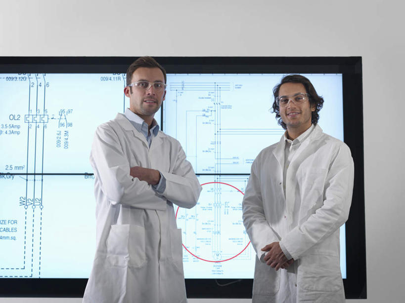 西方人,两个人,伙伴,朋友,科学家,站,双手交叉,横图,室内,白天,正面,友谊,合作,团队,显示器,欧洲,欧洲人,服装,屏幕,圆圈,墙,注视,显示屏,墙壁,墙面,衣服,白色,观察,看,站着,战略,服饰,观看,察看,双手抱胸,衣着,科研人员,白大褂,穿着,关注,研究者,输出设备,实验服,科学研究者,联合,合谋,衣饰,配合,协作,男人,男性,中年男性,白种人,科学工作者,站立,半身,彩图,实验衣