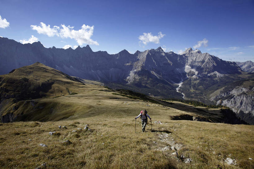 西方人,一个人,走,横图,俯视,室外,白天,草地,石头,山,山脉,植物,欧洲,欧洲人,仅一个男性,仅一个人,握,阴影,服装,光线,包,石子,影子,山峰,云,云朵,山峦,拿,云彩,旅行包,拿着,休闲装,草,仅一个年轻男性,一个,衣服,蓝色,绿色,白云,蓝天,天空,阳光,背包,群山,天,休闲,休闲服,握着,服饰,晴朗,单个,旅游包,男人,男性,年轻男性,白种人,石块,岩石,晴空,步行,散步,走路,彩图,高角度拍摄,全身,双肩包