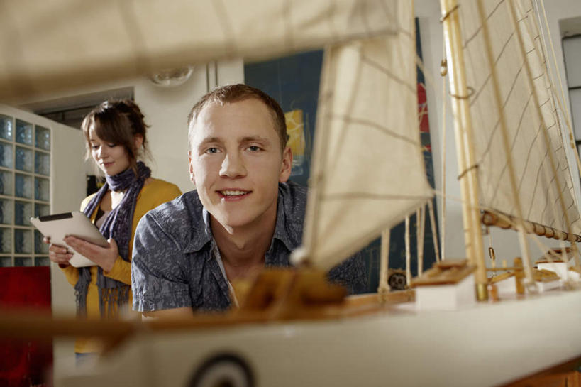 帆船,西方人,两个人,站,笑,微笑,露齿笑,横图,室内,白天,正面,爱情,窗户,桌面,桌子,船,欧洲,欧洲人,一条,握,服装,朦胧,模糊,装饰,立体,空间,木制,材料,档案,文件,墙,浪漫,拿,拿着,注视,休闲装,玻璃窗,墙壁,墙面,衣服,模型,木制品,围巾,黑板,资料,交通工具,低头,观察,看,站着,休闲,温暖,温馨,休闲服,恩爱,规划,教学,握着,恋人,服饰,围脖,观看,保暖,华丽,点缀,和睦,察看,御寒,关注,载具,文档,衬托,美观,雅致,雅观,直观,建筑模型,建筑设计,垂头,耐磨,教学黑板,男人,男性,年轻男性,年轻女性,女人,女性,白种人,情侣,设计,站立,半身,彩图,伴侣,融洽