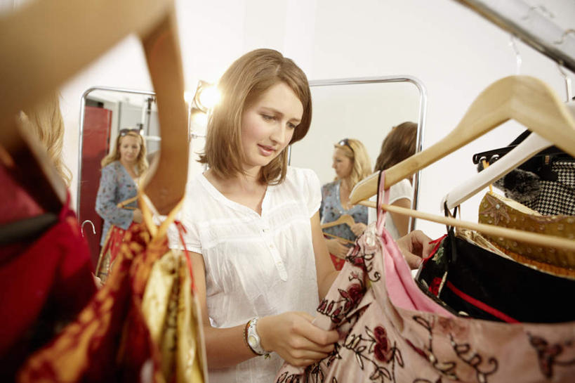 西方人,两个人,家庭,母亲,女儿,商店,站,笑,微笑,横图,室内,白天,正面,购物,消费,镜子,超市,衣架,欧洲,欧洲人,一副,握,服装,朦胧,模糊,时间,反射,墨镜,时钟,手表,眼镜,墙,拿,计时,拿着,注视,休闲装,墙壁,墙面,一个,衣服,太阳镜,太阳眼镜,穿衣镜,钟表,低头,观察,看,站着,休闲,温暖,温馨,母女,一家人,休闲服,表,遮阳镜,母爱,握着,金融,百货,服饰,单个,观看,腕表,镜像,和睦,察看,挑选,镜面,服装店,关注,选择,选购,贸易,百货公司,服饰店,光学,血拼,垂头,采选,遴选,筛选,挑拣,挑撰,年轻女性,女人,女性,中年女性,白种人,挂衣架,晾衣架,钟,站立,半身,彩图,购物商场,购物中心,商业中心,融洽