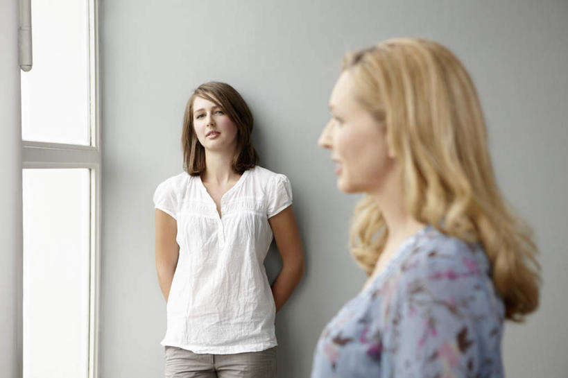 西方人,两个人,家庭,母亲,女儿,站,笑,微笑,横图,室内,白天,正面,窗户,欧洲,欧洲人,服装,朦胧,模糊,墙,注视,休闲装,玻璃窗,墙壁,墙面,衣服,观察,看,靠,靠着,站着,休闲,温暖,温馨,母女,一家人,休闲服,母爱,服饰,观看,和睦,察看,关注,背手,年轻女性,女人,女性,中年女性,白种人,站立,半身,彩图,融洽