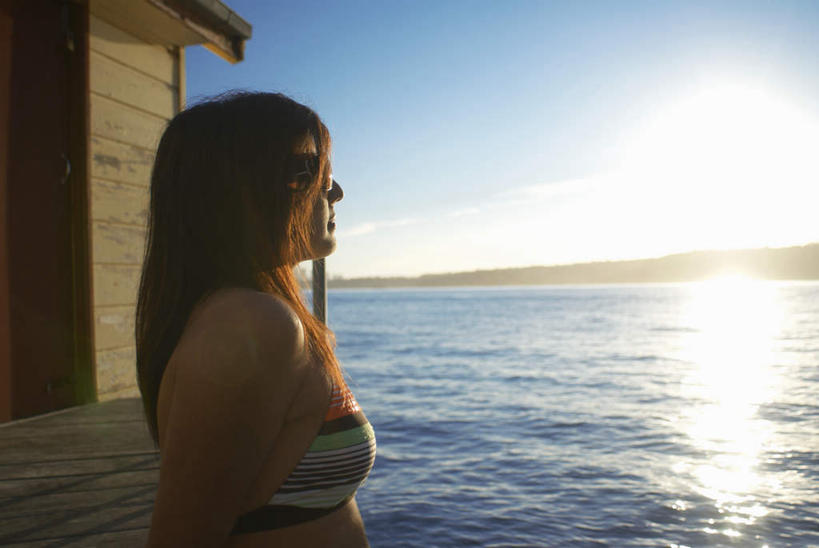 西方人,脸,头,脸颊,一个人,家,木屋,站,横图,室外,特写,白天,侧面,泳装,比基尼,海浪,海洋,欧洲,欧洲人,仅一个女性,仅一个人,阴影,光线,影子,浪花,云,云朵,云彩,注视,肩膀,住宅,蓝色,白云,蓝天,天空,阳光,海水,天,观察,看,站着,仅一个中年女性,晴朗,观看,察看,关注,海景,女人,女性,中年女性,白种人,头部,脸部,脸蛋,面部,大海,风浪,海,海水的波动,近岸浪,涌浪,晴空,站立,半身,彩图,眩光,三点式,泳衣,茅舍,茅屋,棚屋,小木屋,小屋