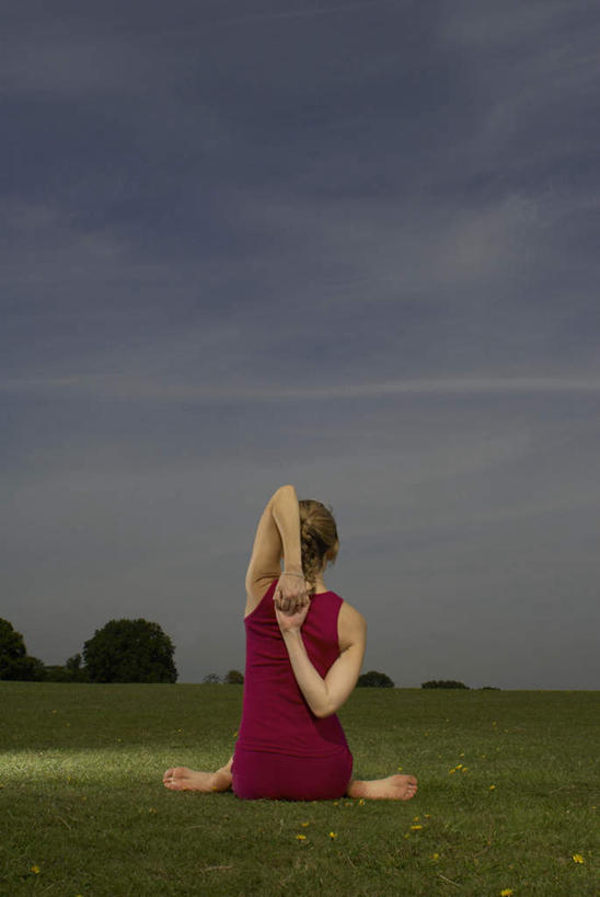 西方人,一个人,坐,举,盘腿,竖图,室外,白天,运动服,锻炼,瑜伽,运动,草地,草坪,植物,欧洲,欧洲人,仅一个女性,仅一个人,握,阴影,服装,光线,影子,云,云朵,云彩,光脚,草,树,树木,背面,衣服,红色,蓝色,绿色,白云,蓝天,天空,阳光,自然,天,托,仅一个中年女性,赤脚,握着,养生,服饰,生长,晴朗,成长,衣着,穿着,衣饰,体育,女人,女性,中年女性,白种人,晴空,举起,举手,举着,盘腿而坐,盘膝,盘着腿的,盘着腿坐,双腿交叉,向上举,向上伸,向上托,坐着,彩图,全身,健身,运动装