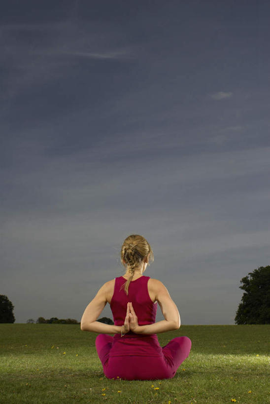 西方人,一个人,坐,盘腿,竖图,室外,白天,运动服,锻炼,瑜伽,运动,草地,草坪,植物,欧洲,欧洲人,仅一个女性,仅一个人,阴影,服装,光线,影子,云,云朵,祝福,云彩,光脚,草,树,树木,虔诚,背面,衣服,红色,蓝色,绿色,白云,蓝天,天空,阳光,自然,天,祈祷,双手合十,仅一个中年女性,赤脚,养生,服饰,生长,晴朗,成长,衣着,穿着,感谢,合掌,背手,合十礼,合掌礼,合十,莲华合掌,感恩,衣饰,体育,女人,女性,中年女性,白种人,晴空,盘腿而坐,盘膝,盘着腿的,盘着腿坐,双腿交叉,坐着,彩图,全身,健身,运动装