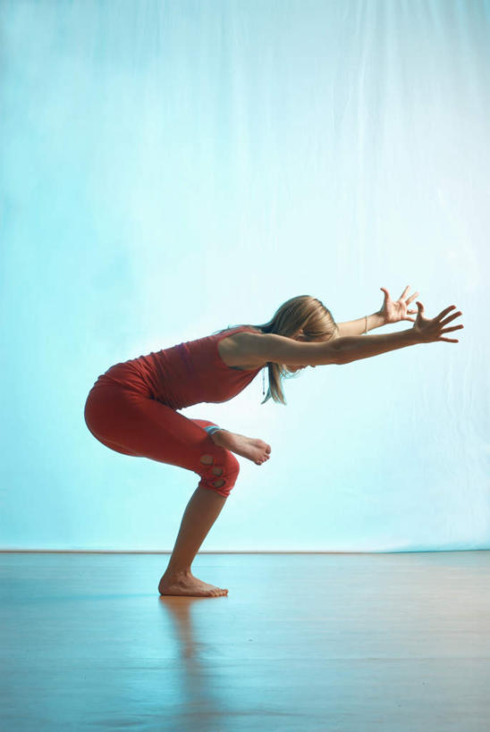 西方人,一个人,健身房,站,蹲,举,竖图,室内,白天,侧面,运动服,锻炼,瑜伽,运动,地板,欧洲,欧洲人,仅一个女性,仅一个人,服装,墙,地面,光脚,木地板,墙壁,墙面,衣服,红色,托,站着,仅一个中年女性,赤脚,养生,服饰,衣着,穿着,衣饰,体育,女人,女性,中年女性,白种人,蹲着,举起,举手,举着,向上举,向上伸,向上托,站立,彩图,全身,健身,健身馆,运动装