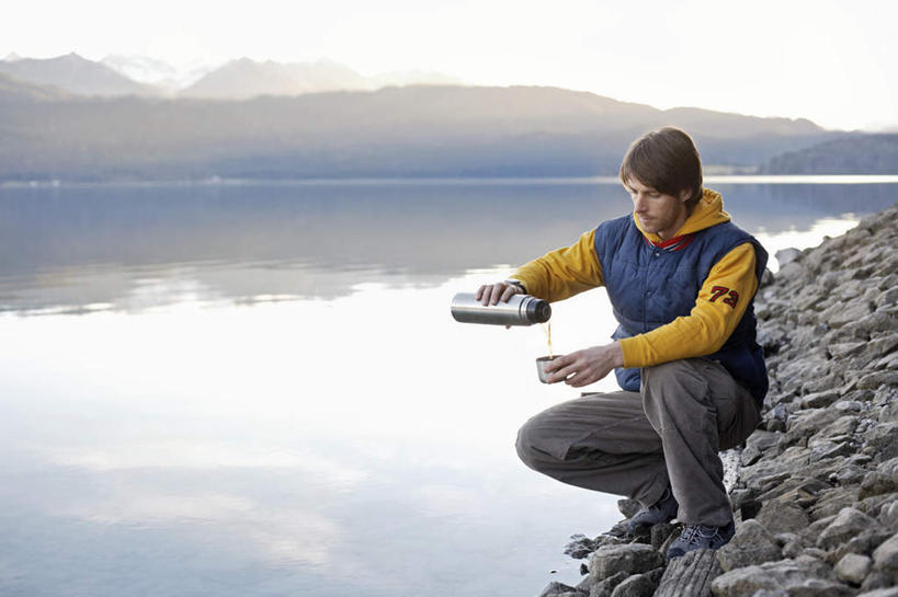 咖啡,西方人,一个人,蹲,横图,室外,白天,正面,幸福,湖,湖泊,石头,山,山脉,水,杯子,金属制品,欧洲,欧洲人,仅一个男性,仅一个人,仅一个中年男性,握,阴影,服装,光线,金属,瓷器,石子,影子,湖面,山峰,水流,水面,咖啡杯,陶瓷制品,山峦,拿,拿着,注视,休闲装,娱乐,饮料,一个,衣服,阳光,瓶子,湖水,群山,观察,看,享受,休闲,温馨,休闲服,放松,乐趣,搭,握着,服饰,单个,观看,察看,提神,舒适,搭着,关注,下降,瓷杯,醒脑,降落,软饮料,降低,下跌,下落,男人,男性,中年男性,白种人,石块,岩石,蹲着,彩图,全身