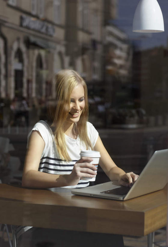 西方人,一个人,坐,笑,微笑,露齿笑,竖图,室外,白天,正面,电脑,笔记本电脑,窗户,桌面,桌子,杯子,欧洲,欧洲人,仅一个年轻女性,仅一个女性,仅一个人,敲打,握,服装,网络,木制,瓷器,墙,咖啡杯,陶瓷制品,拿,拿着,注视,休闲装,输入,通讯设备,玻璃窗,墙壁,墙面,一个,衣服,木制品,打字,观察,看,休闲,休闲服,握着,服饰,单个,观看,点击,一台,敲击,察看,无线,关注,瓷杯,通信设备,无线网络,无线上网,便携式电脑,按键,手提电脑,年轻女性,女人,女性,白种人,坐着,半身,彩图