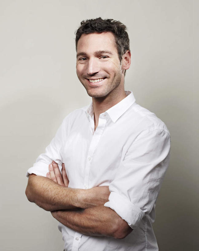 西方人,一个人,站,笑,双手交叉,微笑,露齿笑,竖图,室内,白天,正面,欧洲,欧洲人,仅一个男性,仅一个人,仅一个中年男性,灰色背景,服装,扭头,注视,休闲装,衣服,观察,看,站着,转头,休闲,休闲服,摄影,服饰,影棚,观看,察看,双手抱胸,关注,男人,男性,中年男性,白种人,站立,半身,彩图,影棚拍摄,拍摄