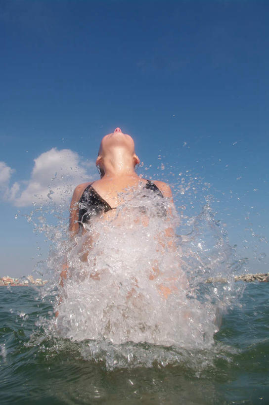 西方人,一个人,站,竖图,室外,白天,仰视,泳装,比基尼,沙滩,水,欧洲,欧洲人,仅一个年轻女性,仅一个女性,仅一个人,阴影,飞溅,溅,光线,沙子,液体,影子,海岸,水滴,云,云朵,沙地,云彩,水珠,蓝色,黑色,白云,蓝天,天空,阳光,天,站着,晴朗,喷洒,年轻女性,女人,女性,白种人,海滩,晴空,抬头,仰头,站立,半身,彩图,低角度拍摄,三点式,泳衣