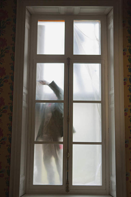 西方人,一个人,建筑工人,站,举,竖图,室内,白天,正面,窗户,落地窗,门,欧洲,欧洲人,仅一个男性,仅一个人,仅一个中年男性,握,服装,墙,拿,拿着,注视,休闲装,玻璃窗,墙壁,墙面,工人,衣服,门框,观察,看,托,站着,休闲,休闲服,握着,服饰,观看,察看,关注,男人,男性,中年男性,白种人,建筑工,举起,举手,举着,向上举,向上伸,向上托,站立,彩图,全身