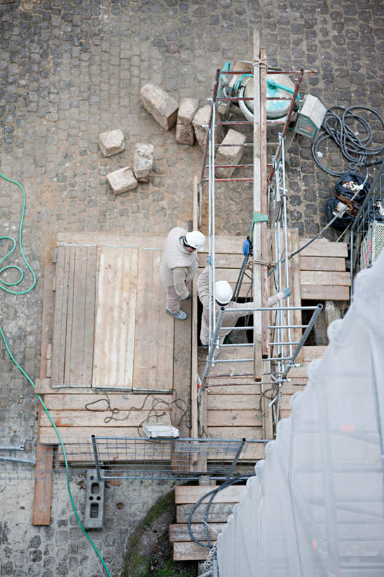 西方人,两个人,伙伴,朋友,建筑工人,栏杆,站,举,竖图,室外,白天,工作服,制服,友谊,合作,团队,楼梯,帽子,欧洲,欧洲人,握,扶手,头盔,支架,阶梯,拿,拿着,注视,护栏,架子,脚手架,台阶,施工,工人,背面,安全帽,建筑工地,观察,看,托,站着,战略,握着,观看,支撑,固定,察看,关注,联合,合谋,地盘,建筑地盘,施工地盘,工作制服,配合,协作,男人,男性,中年男性,白种人,建筑工,举起,举手,举着,向上举,向上伸,向上托,站立,彩图,全身,工作套服,工地,稳固