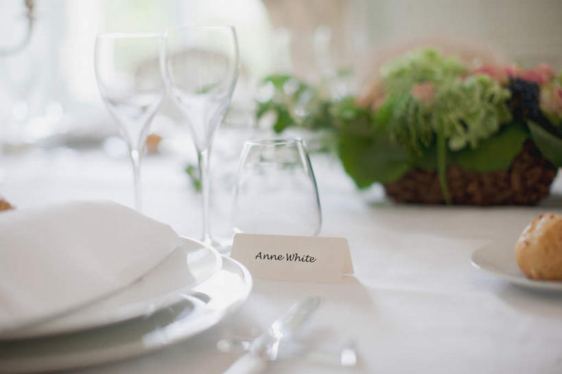 无人,交叉,横图,室内,特写,白天,正面,桌面,桌子,竹子,杯子,餐具,许多,竹制,朦胧,模糊,盛开,编织,木制,碟子,高脚杯,篮子,盘,墙,红酒杯,很多,花蕾,墙壁,墙面,玻璃制品,花,花瓣,花朵,鲜花,盘子,餐巾,酒杯,木制品,竹篮,碟,花苞,花蕊,竹条,交织,竹制品,葡萄酒杯,穿插,保洁方巾,口布,玻璃杯,彩图