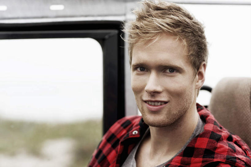 西方人,脸,头,脸颊,头发,一个人,坐,笑,微笑,露齿笑,横图,室外,特写,白天,正面,草地,草坪,植物,窗户,卡车,汽车,椅子,欧洲,欧洲人,仅一个男性,仅一个人,服装,朦胧,模糊,扭头,注视,休闲装,肩膀,玻璃窗,车,草,树,树木,仅一个年轻男性,衣服,绿色,自然,车窗,交通工具,观察,看,转头,休闲,休闲服,金色,服饰,生长,成长,观看,察看,关注,载具,男人,男性,年轻男性,白种人,头部,直发,脸部,脸蛋,面部,坐着,半身,彩图,短发