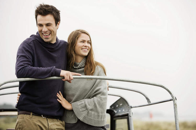 西方人,两个人,栏杆,站,笑,微笑,露齿笑,横图,室外,白天,正面,爱情,草地,植物,卡车,汽车,欧洲,欧洲人,一辆,握,阴影,服装,光线,影子,围栏,浪漫,拿,拿着,扭头,注视,休闲装,护栏,车,草,衣服,绿色,阳光,交通工具,观察,看,靠,靠着,站着,转头,休闲,温暖,温馨,休闲服,恩爱,搭,握着,恋人,服饰,观看,和睦,察看,搭着,关注,载具,男人,男性,年轻男性,年轻女性,女人,女性,白种人,情侣,站立,半身,彩图,伴侣,融洽