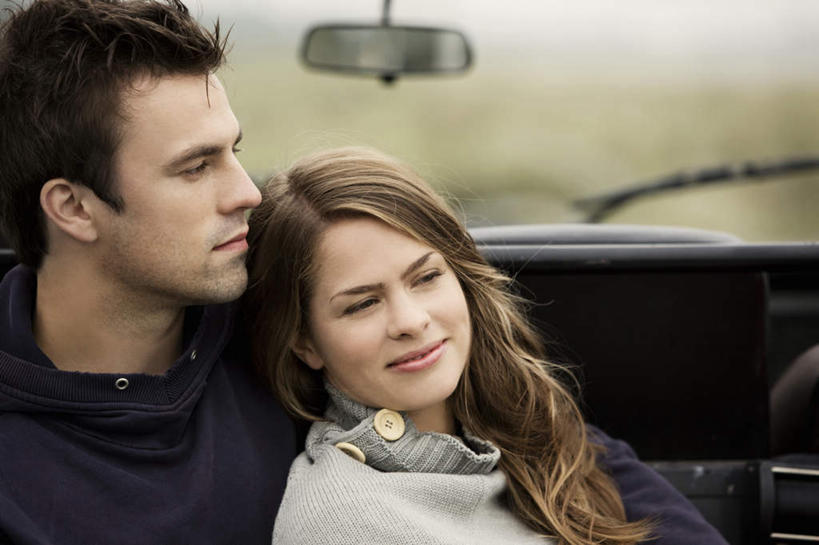 西方人,脸,头,脸颊,两个人,坐,笑,微笑,横图,室外,特写,白天,正面,爱情,安全,草地,植物,窗户,镜子,卡车,汽车,欧洲,欧洲人,服装,朦胧,模糊,反射,浪漫,注视,休闲装,肩膀,玻璃窗,车,草,衣服,绿色,车窗,交通工具,观察,看,靠,靠着,休闲,温暖,温馨,休闲服,恩爱,搭,恋人,服饰,后视镜,观看,镜像,和睦,察看,生命,镜面,搭着,关注,载具,光学,侧视镜,男人,男性,年轻男性,年轻女性,女人,女性,白种人,头部,脸部,脸蛋,面部,情侣,坐着,半身,彩图,伴侣,融洽