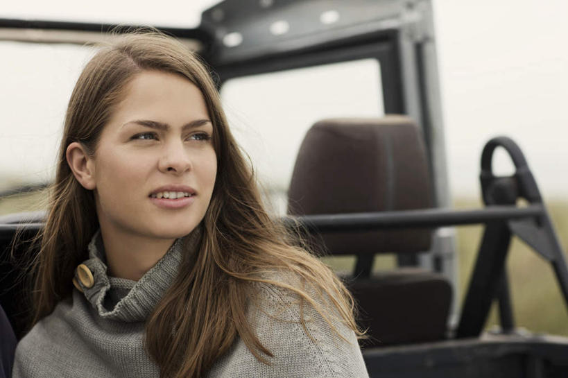 西方人,脸,头,脸颊,头发,一个人,笑,微笑,露齿笑,横图,室外,特写,白天,正面,草地,植物,窗户,卡车,汽车,椅子,欧洲,欧洲人,仅一个年轻女性,仅一个女性,仅一个人,服装,朦胧,模糊,棕色,扭头,注视,休闲装,肩膀,玻璃窗,车,草,衣服,绿色,灰色,车窗,交通工具,观察,看,转头,休闲,休闲服,服饰,观看,察看,关注,载具,年轻女性,女人,女性,白种人,头部,长发,直发,脸部,脸蛋,面部,半身,彩图