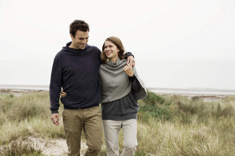 西方人,两个人,走,笑,微笑,露齿笑,横图,室外,白天,正面,爱情,草地,植物,欧洲,欧洲人,阴影,服装,光线,影子,浪漫,扭头,注视,休闲装,草,衣服,绿色,阳光,观察,看,靠,靠着,转头,休闲,温暖,温馨,休闲服,恩爱,搭,恋人,服饰,观看,和睦,察看,搭着,关注,男人,男性,年轻男性,年轻女性,女人,女性,白种人,情侣,步行,散步,走路,半身,彩图,伴侣,融洽