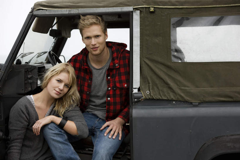 西方人,两个人,站,坐,笑,微笑,露齿笑,横图,室外,白天,正面,爱情,窗户,门,卡车,汽车,欧洲,欧洲人,阴影,服装,裤子,光线,影子,浪漫,扭头,注视,牛仔裤,休闲装,玻璃窗,车,装饰品,衣服,阳光,车窗,饰品,手链,首饰,门框,交通工具,观察,看,站着,转头,休闲,温暖,温馨,休闲服,恩爱,搭,恋人,服饰,手镯,观看,和睦,察看,搭着,关注,载具,镯子,男人,男性,年轻男性,年轻女性,女人,女性,白种人,情侣,站立,坐着,半身,彩图,伴侣,融洽