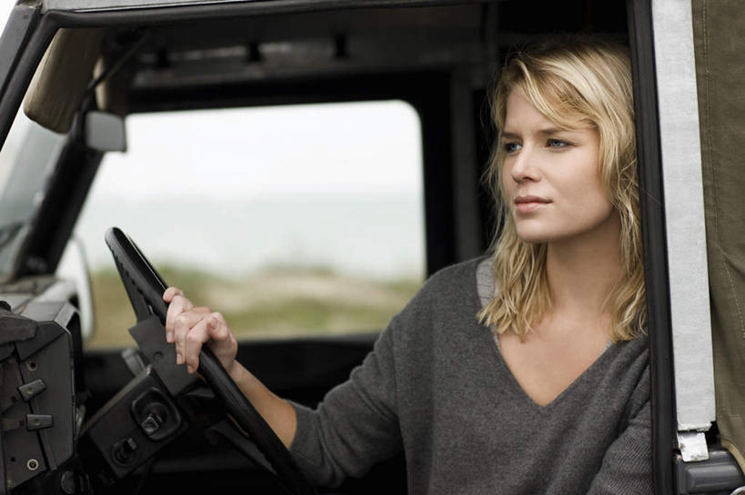 西方人,脸,头,脸颊,手,头发,一个人,坐,笑,微笑,横图,室外,特写,白天,正面,机器,仪器,草地,植物,窗户,门,卡车,汽车,欧洲,欧洲人,仅一个年轻女性,仅一个女性,仅一个人,阴影,服装,朦胧,模糊,光线,影子,注视,休闲装,设备,肩膀,玻璃窗,车,装饰品,草,一个,衣服,绿色,阳光,车窗,方向盘,饰品,手链,首饰,门框,交通工具,观察,驾驶,看,行驶,休闲,手部,休闲服,金色,搭,服饰,手镯,单个,观看,单手,控制,察看,搭着,关注,载具,镯子,年轻女性,女人,女性,白种人,头部,长发,卷发,脸部,脸蛋,面部,坐着,半身,彩图