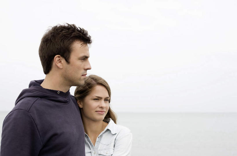 西方人,脸,头,脸颊,两个人,站,笑,微笑,横图,室外,特写,白天,正面,爱情,海浪,海洋,欧洲,欧洲人,阴影,服装,光线,影子,浪花,浪漫,扭头,注视,休闲装,肩膀,衣服,阳光,海水,观察,看,站着,转头,休闲,温暖,温馨,休闲服,恩爱,搭,恋人,服饰,观看,和睦,察看,搭着,关注,海景,男人,男性,年轻男性,年轻女性,女人,女性,白种人,头部,脸部,脸蛋,面部,情侣,大海,风浪,海,海水的波动,近岸浪,涌浪,站立,半身,彩图,伴侣,融洽