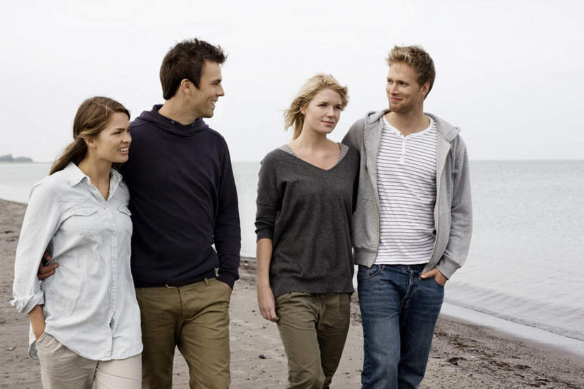 西方人,四个人,伙伴,朋友,走,笑,微笑,露齿笑,横图,室外,白天,正面,爱情,友谊,海浪,海洋,沙滩,欧洲,欧洲人,阴影,服装,光线,沙子,影子,海岸,浪花,沙地,浪漫,扭头,注视,休闲装,衣服,阳光,海水,观察,看,靠,靠着,转头,休闲,温暖,温馨,休闲服,恩爱,搭,恋人,服饰,观看,和睦,察看,搭着,关注,手插袋,单手插袋,海景,单手抄兜,单手放兜,友情,男人,男性,年轻男性,年轻女性,女人,女性,白种人,情侣,大海,风浪,海,海水的波动,海滩,近岸浪,涌浪,步行,插兜,散步,手插兜,手放口袋,走路,半身,彩图,伴侣,融洽,手抄兜