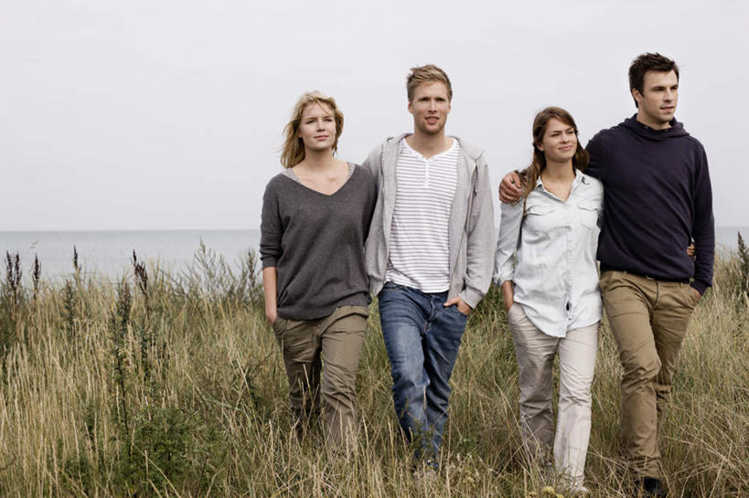 西方人,四个人,伙伴,朋友,走,笑,微笑,露齿笑,横图,室外,白天,正面,爱情,友谊,草地,海浪,海洋,植物,欧洲,欧洲人,服装,浪花,浪漫,扭头,注视,休闲装,草,衣服,绿色,海水,观察,看,靠,靠着,转头,休闲,温暖,温馨,休闲服,恩爱,搭,恋人,服饰,观看,和睦,察看,搭着,关注,手插袋,单手插袋,海景,单手抄兜,单手放兜,友情,男人,男性,年轻男性,年轻女性,女人,女性,白种人,情侣,大海,风浪,海,海水的波动,近岸浪,涌浪,步行,插兜,散步,手插兜,手放口袋,走路,半身,彩图,伴侣,融洽,手抄兜