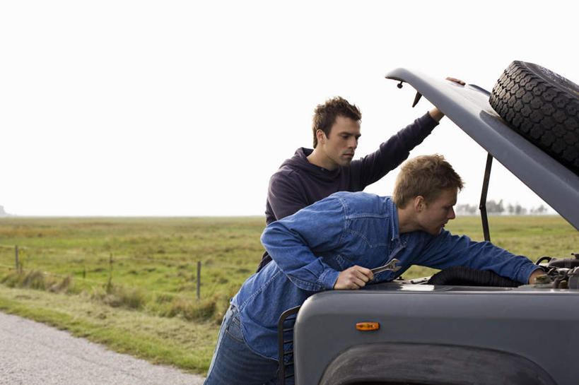 西方人,两个人,伙伴,朋友,站,举,横图,室外,白天,正面,友谊,道路,卡车,路,公路,汽车,欧洲,欧洲人,一辆,弯腰,握,阴影,服装,光线,影子,交通,拿,拿着,注视,休闲装,车,一个,衣服,黑色,阳光,轮胎,交通工具,观察,看,托,站着,休闲,休闲服,橡胶,握着,服饰,单个,观看,察看,关注,载具,橡胶制品,车胎,弯身,友情,男人,男性,年轻男性,白种人,马路,举起,举手,举着,向上举,向上伸,向上托,站立,半身,彩图,外胎