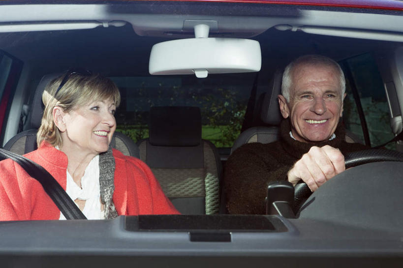 西方人,老年人,两个人,家庭,夫妻,坐,笑,微笑,露齿笑,横图,室外,白天,正面,爱情,安全,机器,仪器,窗户,镜子,汽车,欧洲,欧洲人,握,服装,反射,带子,防护,浪漫,注视,休闲装,设备,玻璃窗,车,衣服,安全带,车窗,方向盘,绳子,交通工具,轿车,观察,驾驶,看,行驶,休闲,温暖,温馨,一家人,休闲服,恩爱,握着,恋人,服饰,后视镜,观看,保护,绳索,镜像,和睦,控制,察看,生命,镜面,关注,载具,保险,安全绳,光学,保全,周全,安稳,安定,侧视镜,平安,老年男性,老年女性,男人,男性,女人,女性,白种人,夫妇,情侣,坐着,半身,彩图,伴侣,融洽