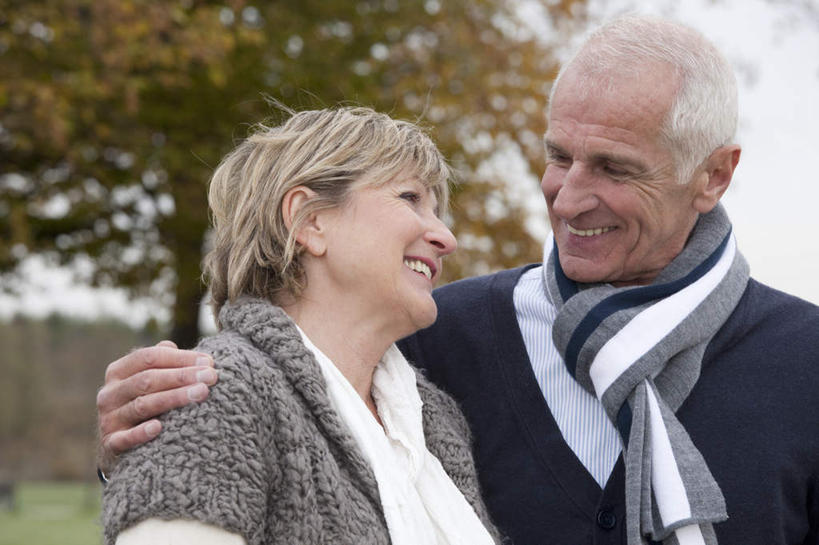 西方人,老年人,两个人,家庭,夫妻,站,抱,笑,微笑,露齿笑,横图,室外,白天,正面,毛衣,爱情,植物,欧洲,欧洲人,服装,朦胧,模糊,装饰,浪漫,注视,休闲装,树,树木,衣服,绿色,自然,围巾,观察,看,站着,休闲,温暖,温馨,一家人,休闲服,恩爱,恋人,服饰,生长,成长,围脖,抱着,观看,保暖,华丽,点缀,和睦,察看,搂着,御寒,关注,线衫,衬托,美观,雅致,雅观,老年男性,老年女性,男人,男性,女人,女性,白种人,夫妇,情侣,搂,搂抱,站立,半身,彩图,绒衣,套衫,套头毛衣,线衣,伴侣,融洽