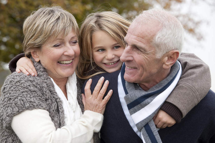 西方人,儿童,老年人,三个人,家庭,夫妻,祖母,祖父,站,抱,笑,微笑,露齿笑,横图,室外,白天,正面,毛衣,爱情,纯洁,植物,欧洲,欧洲人,朦胧,模糊,装饰,浪漫,注视,树,树木,小孩,绿色,自然,围巾,观察,看,站着,温暖,温馨,一家人,恩爱,可爱,童年,童趣,恋人,生长,奶奶,爷爷,成长,围脖,抱着,观看,祖孙,保暖,华丽,点缀,和睦,察看,搂着,御寒,关注,线衫,童真,烂漫,无邪,外婆,外孙女,外祖母,外公,外祖父,衬托,美观,雅致,雅观,天真,老年男性,老年女性,男人,男性,女孩,女人,女性,白种人,孩子,夫妇,情侣,孙女,搂,搂抱,站立,半身,彩图,绒衣,套衫,套头毛衣,线衣,伴侣,融洽,女生