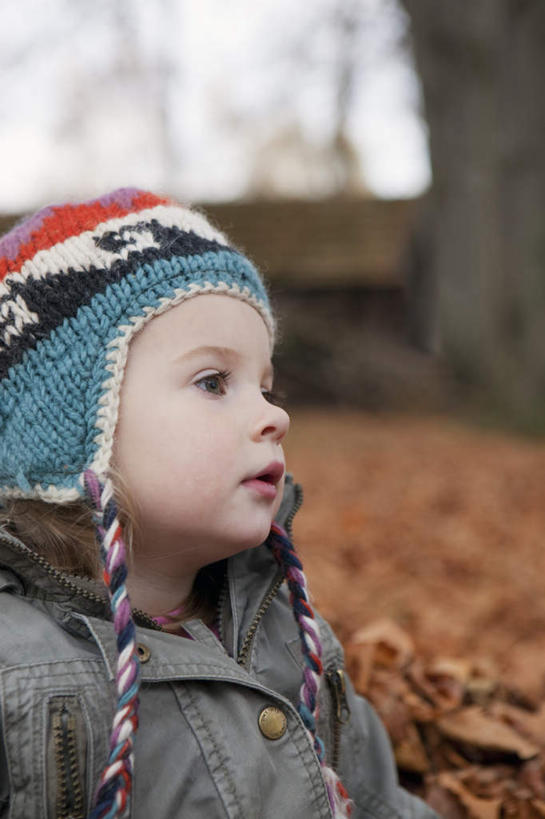 西方人,儿童,一个人,家,竖图,室外,白天,侧面,纯洁,植物,帽子,叶子,欧洲,欧洲人,仅一个女性,仅一个人,一堆,许多,堆叠,堆积,服装,朦胧,模糊,房屋,屋子,枯叶,落叶,很多,注视,休闲装,楼房,住宅,树,树木,小孩,衣服,蓝色,绿色,蓝天,天空,自然,天,观察,看,仅一个小孩,休闲,休闲服,可爱,童年,童趣,服饰,生长,晴朗,成长,观看,堆,察看,关注,童真,烂漫,无邪,万里无云,棉帽,天真,女孩,女人,女性,白种人,孩子,叶,叶片,晴空,晴空万里,半身,彩图,房子,女生