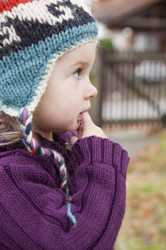 西方人,儿童,一个人,家,栏杆,站,竖图,室外,白天,侧面,毛衣,纯洁,帽子,欧洲,欧洲人,仅一个女性,仅一个人,咬,朦胧,模糊,房屋,屋子,围栏,注视,护栏,楼房,住宅,小孩,观察,看,站着,仅一个小孩,可爱,童年,童趣,观看,咬着,察看,关注,线衫,童真,烂漫,无邪,棉帽,天真,女孩,女人,女性,白种人,孩子,站立,半身,彩图,绒衣,套衫,套头毛衣,线衣,房子,女生