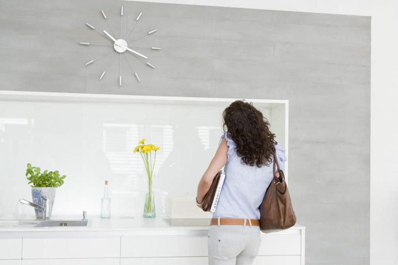 西方人,一个人,站,横图,室内,白天,厨房,柜子,桌面,桌子,花瓶,欧洲,欧洲人,仅一个年轻女性,仅一个女性,仅一个人,握,服装,盛开,时间,包,皮包,时钟,拿,计时,花蕾,拿着,注视,休闲装,玻璃制品,花,花瓣,花朵,鲜花,背面,衣服,玻璃瓶,瓶子,橱柜,挂钟,钟表,花苞,花蕊,观察,看,站着,休闲,休闲服,表,握着,服饰,观看,单肩包,察看,关注,年轻女性,女人,女性,白种人,钟,站立,半身,彩图,灶间,厨房料理台,料理台