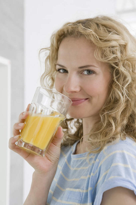 果汁,西方人,一个人,站,笑,微笑,竖图,室内,白天,侧面,厨房,柑橘,杯子,欧洲,欧洲人,仅一个年轻女性,仅一个女性,仅一个人,握,服装,墙,橙汁,饮品,拿,拿着,注视,休闲装,墙壁,墙面,玻璃制品,饮料,衣服,水杯,观察,看,站着,休闲,休闲服,握着,服饰,观看,察看,关注,可口,适口,年轻女性,女人,女性,白种人,玻璃杯,橘子,桔子,橙子,橙,站立,半身,彩图,灶间