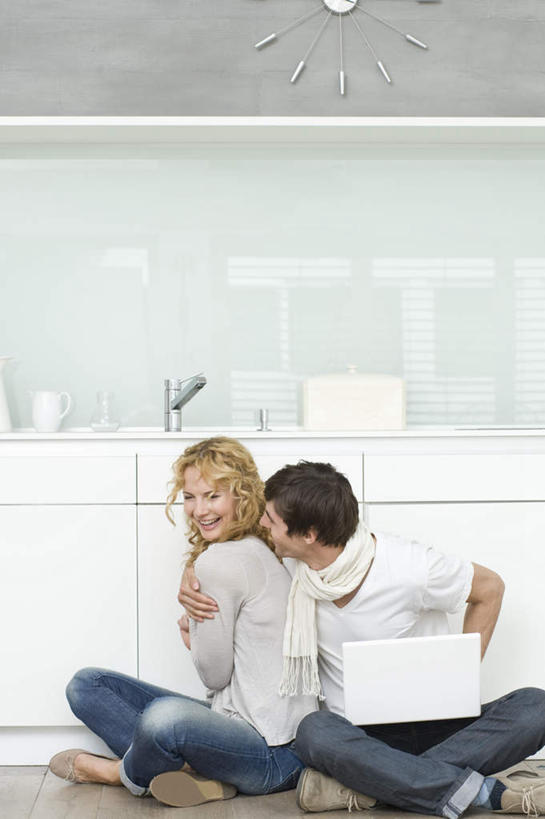 西方人,两个人,家庭,夫妻,坐,抱,笑,盘腿,微笑,露齿笑,竖图,室内,白天,正面,爱情,电脑,笔记本电脑,厨房,柜子,欧洲,欧洲人,服装,网络,水龙头,浪漫,注视,休闲装,通讯设备,开关,衣服,橱柜,打开,观察,看,休闲,温暖,温馨,一家人,休闲服,恩爱,恋人,服饰,抱着,观看,阀门,和睦,察看,无线,搂着,开启,关注,通信设备,无线网络,无线上网,便携式电脑,水咀,手提电脑,男人,男性,年轻女性,女人,女性,中年男性,白种人,年轻人,夫妇,情侣,搂,搂抱,盘腿而坐,盘膝,盘着腿的,盘着腿坐,双腿交叉,坐着,半身,彩图,灶间,伴侣,融洽