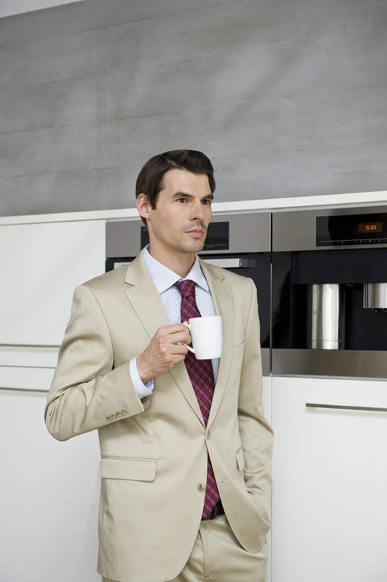 咖啡,西方人,一个人,商务人士,商务男性,站,竖图,室内,白天,正面,衬衫,幸福,柜子,杯子,欧洲,欧洲人,仅一个男性,仅一个人,仅一个中年男性,握,套装,瓷器,电器,工具,咖啡杯,领带,陶瓷制品,拿,拿着,注视,娱乐,设备,饮料,橱柜,观察,看,站着,享受,休闲,温馨,放松,乐趣,冲泡,握着,观看,察看,提神,舒适,家电,家用电器,象征,庄重,咖啡机,关注,磨粉,瓷杯,醒脑,商务装,身份,手插袋,单手插袋,工薪阶层,单手抄兜,单手放兜,软饮料,正式,地位,男人,男性,中年男性,白种人,白领,上班族,插兜,手插兜,手放口袋,站立,半身,彩图,衬衣,清除,压粉,装粉,手抄兜