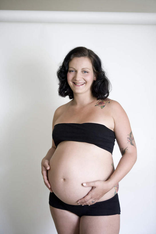 西方人,孕妇,一个人,站,笑,摸,微笑,露齿笑,竖图,室内,白天,正面,欧洲,欧洲人,仅一个女性,仅一个人,抚摸,阴影,内裤,内衣,反射,影子,墙,注视,墙壁,墙面,观察,看,站着,仅一个中年女性,怀孕,胸罩,文胸,观看,察看,待产,关注,妊娠,准妈妈,乳罩,胸衣,女人,女性,中年女性,白种人,产妇,触摸,接触,站立,半身,彩图