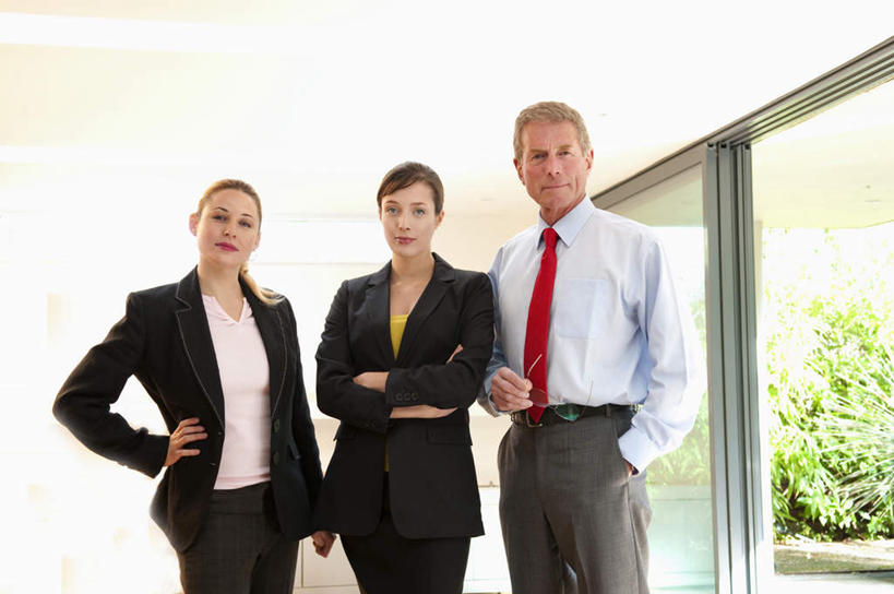 西方人,三个人,伙伴,朋友,商务人士,商务男性,商务女性,站,双手交叉,横图,室内,白天,正面,衬衫,友谊,合作,团队,植物,窗户,落地窗,欧洲,欧洲人,套装,墙,领带,注视,手叉腰,玻璃窗,墙壁,墙面,绿色,自然,叉腰,观察,看,站着,战略,生长,成长,观看,察看,双手抱胸,象征,庄重,关注,商务装,身份,手插袋,单手插袋,工薪阶层,单手抄兜,单手放兜,联合,合谋,正式,地位,配合,协作,老年男性,男人,男性,年轻女性,女人,女性,中年女性,白种人,白领,上班族,插兜,手插兜,手放口袋,站立,半身,彩图,衬衣,手抄兜