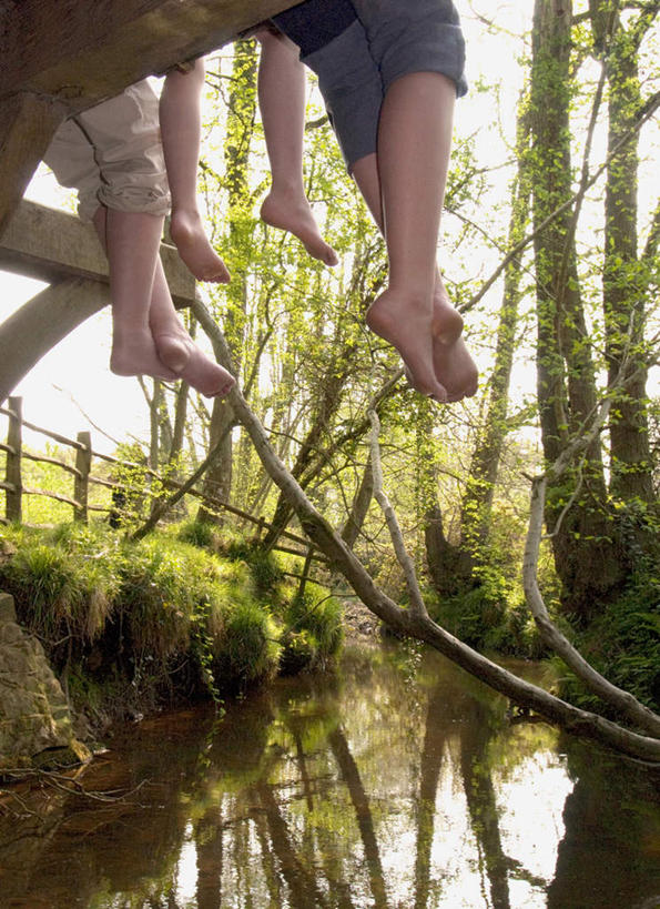 西方人,儿童,中年人,三个人,家庭,母亲,女儿,坐,竖图,室外,白天,仰视,纯洁,湖,湖泊,水,植物,欧洲,欧洲人,服装,木板,湖面,水流,水面,桥,木桥,注视,休闲装,栈桥,树,树木,小孩,衣服,绿色,倒影,自然,湖水,观察,看,休闲,温暖,温馨,母女,一家人,休闲服,可爱,母爱,童年,童趣,服饰,生长,成长,观看,人行桥,木板桥,和睦,察看,倒映,关注,童真,烂漫,无邪,反照,天真,女孩,女人,女性,中年女性,白种人,孩子,坐着,半身,彩图,低角度拍摄,融洽,女生